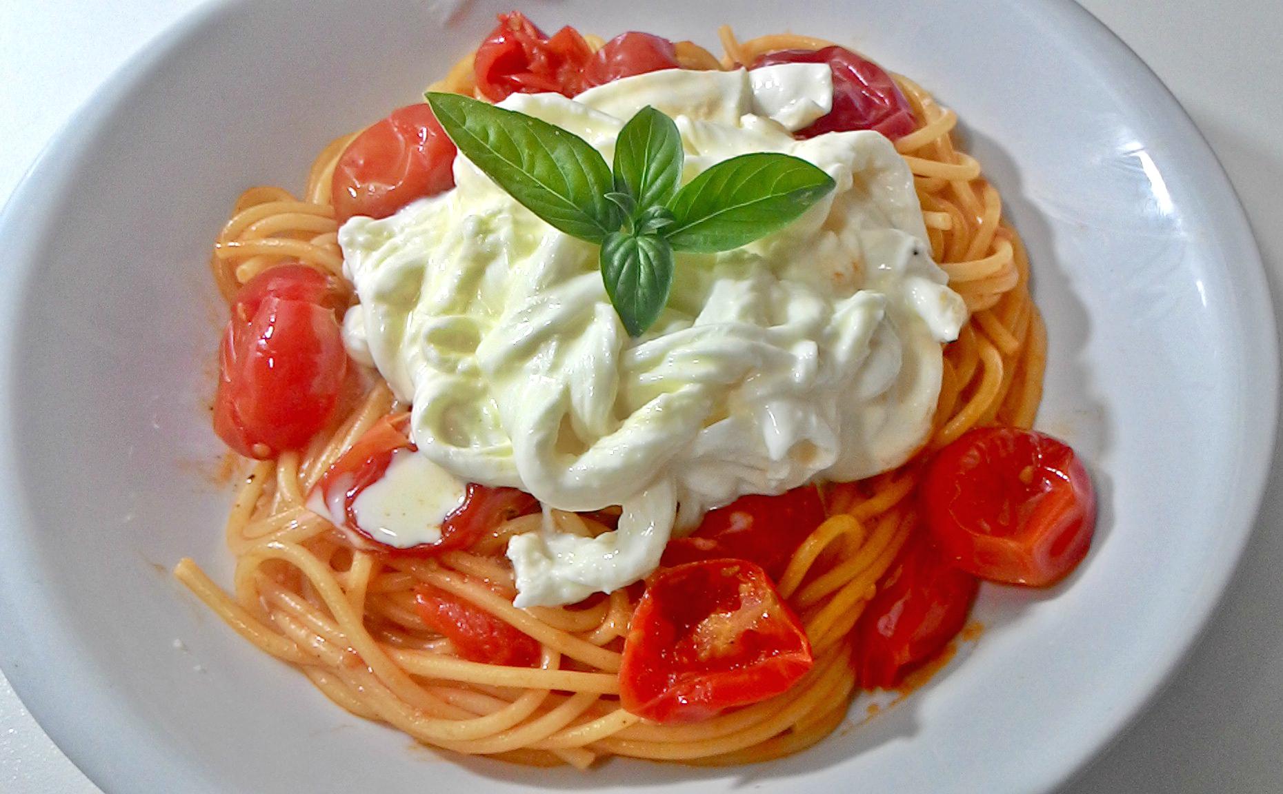 Mì Ý Phô Mai Stracciatella Và Cà Chua Cherry