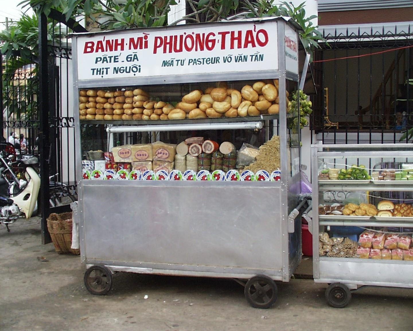 Banh mi food cart with distinctive Saigon lettering Jean Marie Hullot WikiCommons